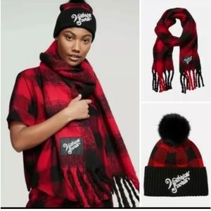 NWT VICTORIA'S SECRET 2 pc
Color block Beanie Hat &
Cozy Plaid Scarf Set